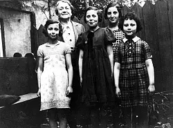 (von links) Ellen Mayer, Paula Paradies, Margot Rothenburg, Irmgard Bukofzer, Alice Kirchenheimer 1940. Die Schülerinnen wohnten bei Paula Paradies, Lehrerin an der jüdischen Schule Detmold, in der Hornschen Straße 33. - © 