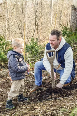 Ein Bergstadtkind pflanzt mit seinem Vater einen Lebensbaum f&uuml;r seine im Jahr 2024 geborene Schwester. - &copy; Tabea Tegtmeyer