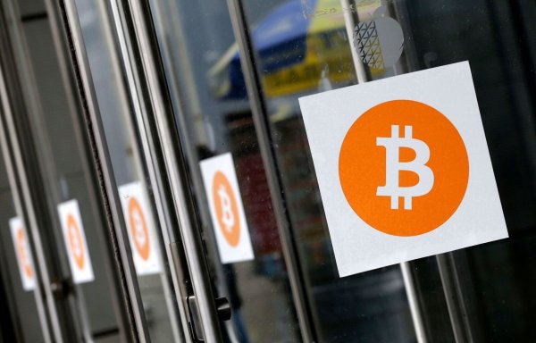 Die Kryptowährung Bitcoin ist über 88.000 Dollar gestiegen (Symbolbild) - © Mark Lennihan/AP/dpa