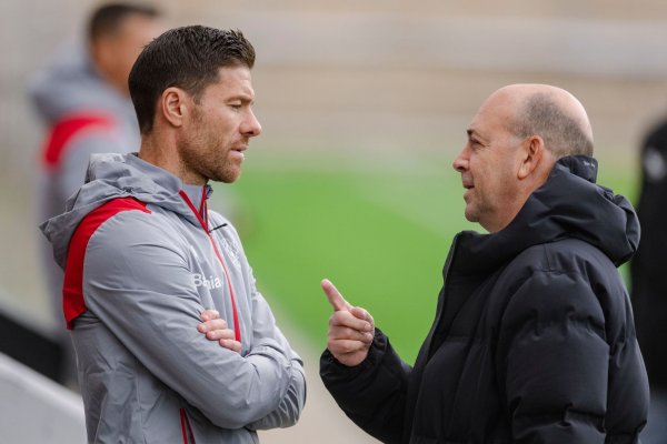 Fernando Carro, Vorsitzender der Geschäftsführung, fordert von Leverkusens Trainer Xabi Alonso (l) eine Entscheidung. - © Marius Becker/dpa