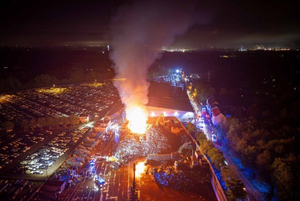 In Essen brennt in der Nacht ein riesiger Schrottberg. - © Justin Brosch/dpa
