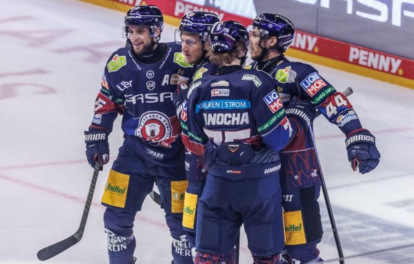 Nationalspieler Leonhard Pföderl (2. v.l.) gelang beim Sieg der Eisbären Berlin im dritten DEL-Finale gegen die Kölner Haie ein Hattrick. - © Andreas Gora/dpa