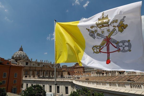 Der Papst ist auch weltliches Oberhaupt des kleinsten Staates der Welt. (Archivbild) - © Daniel Karmann/dpa