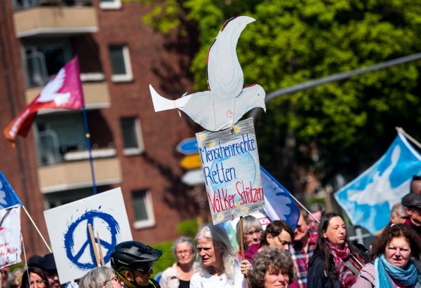 Die Teilnehmer der Ostermärsche - hier in Hamburg - wünschen sich weltweiten Frieden. Die Realität sieht anders aus. - © Daniel Bockwoldt/dpa