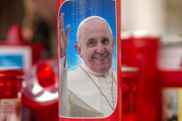 Während seines Pontifikats hat Papst Franziskus Millionen Menschen bewegt. (Archivbild) - © Andrew Medichini/AP/dpa
