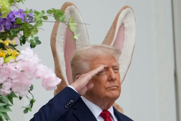 Donald Trump steht vor einem großen Osterhasen - und es sieht so aus, als hätte er sich die Ohren geliehen. - © Alex Brandon/AP/dpa