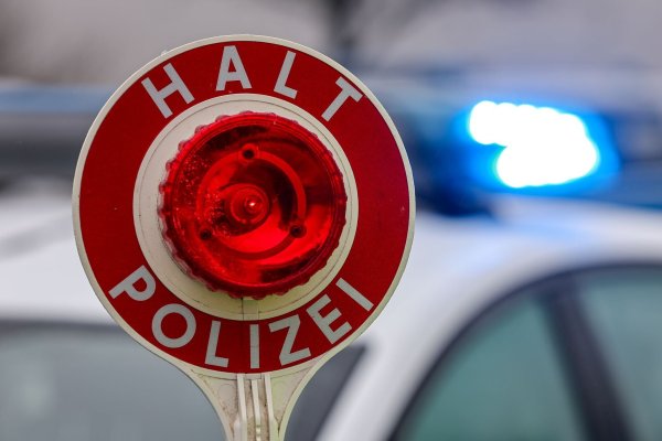 Auf die Aufforderung der Polizisten anzuhalten, reagierte der Bochumer nicht und versuchte zu fliehen. (Symbolbild) - © Jan Woitas/dpa