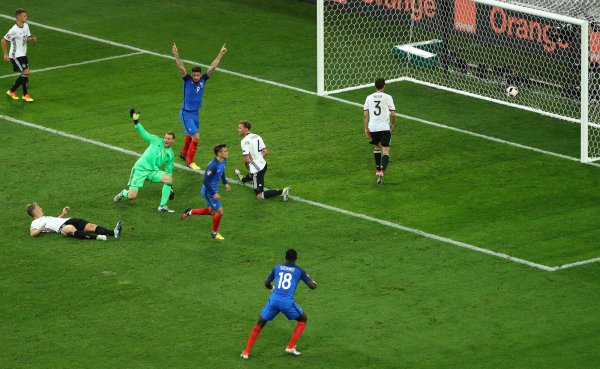 Antoine Griezmann schießt das  0:2 im Spiel Deutschland - Frankreich. Damit bringt er seine Mannschaft ins Finale. - © dpa