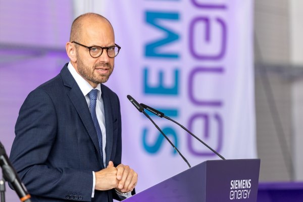 Mahnt angesichts langer Lieferzeiten zu schnellen Ausschreibungen für die geplanten neuen Gaskraftwerke: Siemens-Energy-Chef Bruch. (Archivbild) - © Daniel Karmann/dpa