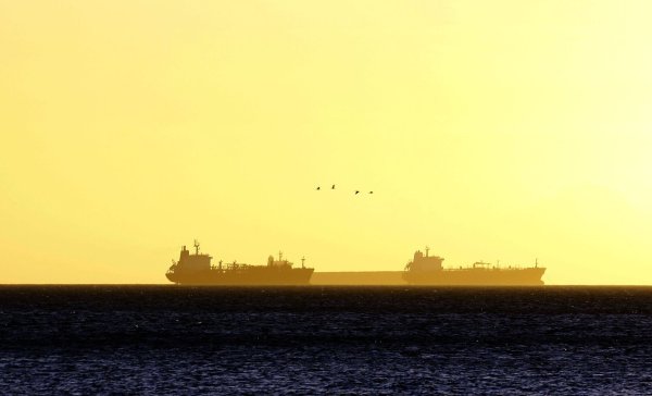 Noch ist unklar, weshalb ein Tanker seinen Kurs änderte. (Symbolbild) - © Juan Carlos Hernandez/ZUMA Wire/dpa