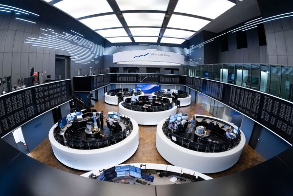 Handelssaal der Frankfurter Börse: Die Dax Konzerne legen im Tagesgeschäft zu (Archivbild) - © Boris Roessler/dpa