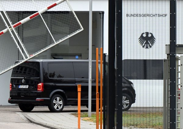 Der Beschuldigte wurde zum Ermittlungsrichter des BGH nach Karlsruhe gebracht. - © Uli Deck/dpa