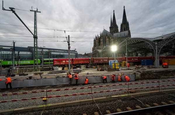 Zehn Tage lang sind Arbeiter nun an der Strecke rund um den Kölner Hauptbahnhof beschäftigt. Unter anderem werden Weichen und Oberleitungen erneuert. - © Henning Kaiser/dpa