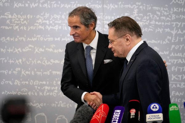 IAEA-Chef Grossi ist zuletzt mehrfach nach Russland gereist, wo er auch den Chef der russischen Atombehörde Lichatschow traf. (Archivbild) - © Alexander Zemlianichenko/AP/dpa