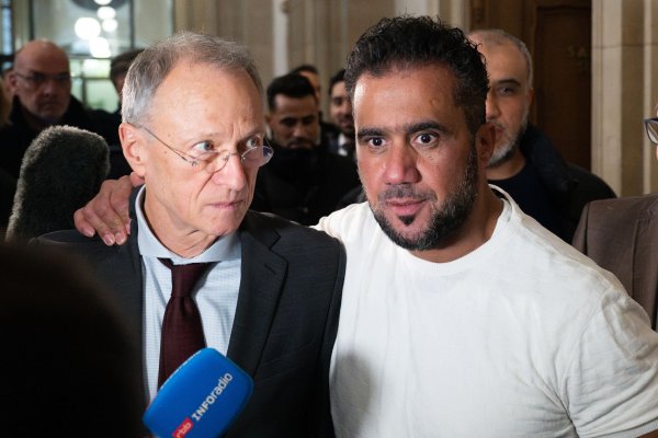 Buhsidos E-Manager Arafat Abou-Chaker (r) legt nach der Urteilsverkündung seinem Anwalt Hansgeorg Birkhoff die Hand auf die Schulter. (Archivbild) - © Sebastian Christoph Gollnow/dpa