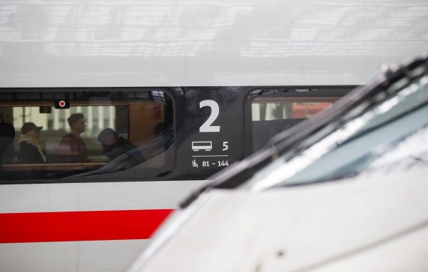 Ein ICE erfasste einen jungen Mann in Leichlingen. (Symbolbild) - © Thomas Banneyer/dpa