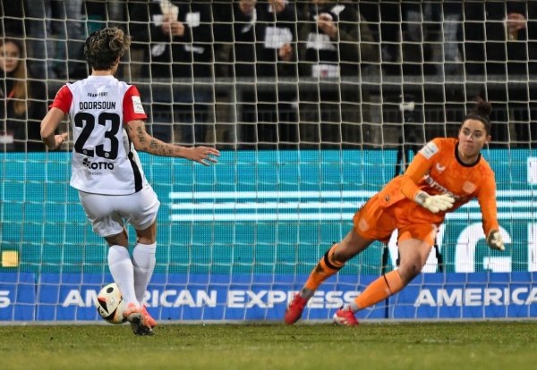 Torhüterin Charlotte Voll wird den Bayer-Frauen lange fehlen. (Archivfoto) - © Arne Dedert/dpa