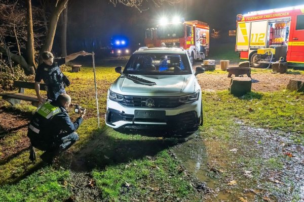 Ein 62-Jähriger ist mit seinem Wagen aus noch ungeklärter Ursache in einen Stausee des Flusses Agger gefahren. - © Markus Klümper/der sauerlandreporter/dpa