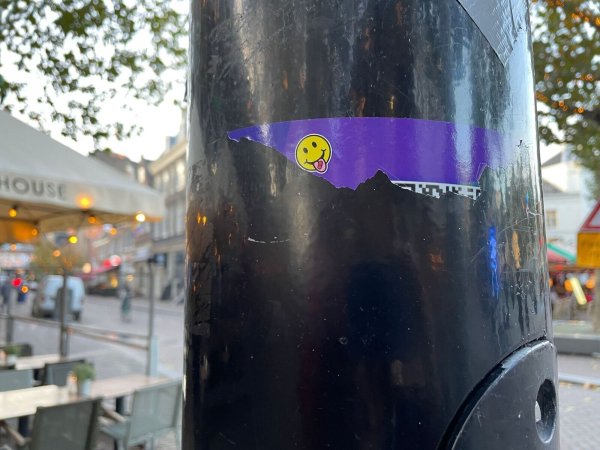 In Amsterdam wurden an öffentlichen Plätzen wie Laternenpfählen Sticker geklebt, über die man mit Hilfe eines QR-Codes Drogen wie XTC online bestellen kann. - © Annette Birschel/dpa