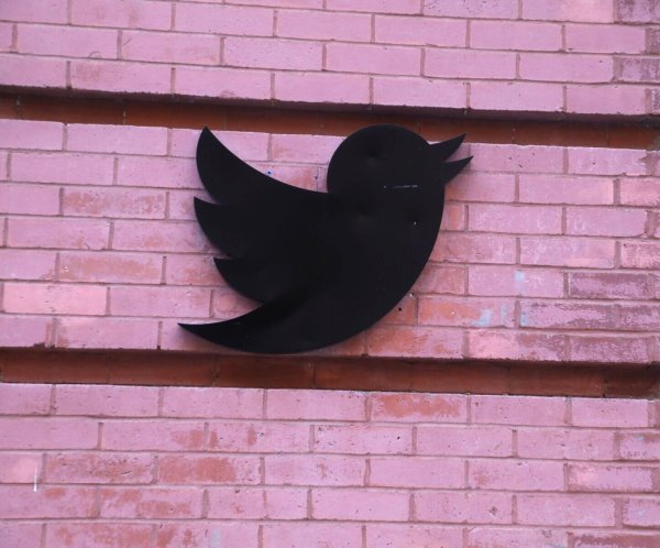 Das Twitter-Logo hängt außen an den Büros in der 249 17th Street in Chelsea, New York. - © Nancy Kaszerman/ZUMA Press Wire/dpa