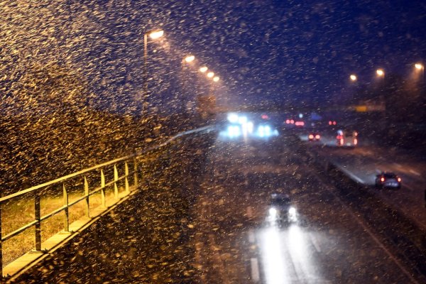 Wie hier auf der A31 im Emsland gab es im Nordwesten oft schwierige Bedingungen auf den Straßen. - © Lars Penning/dpa