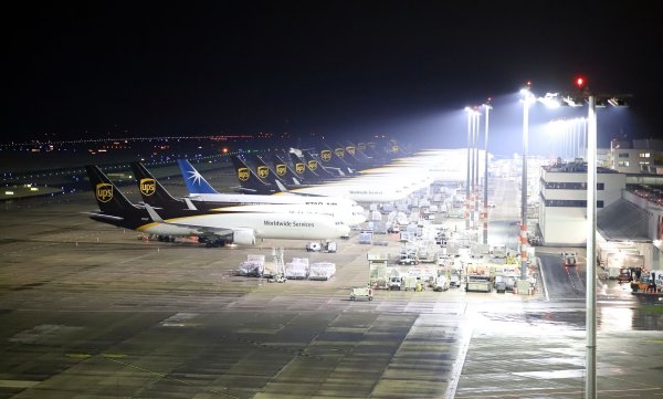 Die beiden Männer schlugen die Scheibe eines Notschalters ein. - © Sascha Thelen/dpa