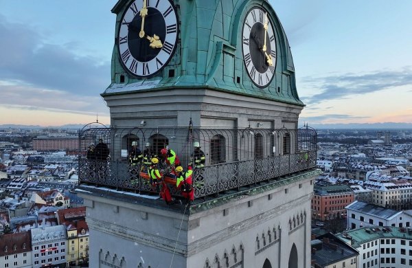 Kräfte der Berufsfeuerwehr München sind am Turm der Kirche St. Peter im Einsatz. - © -/Berufsfeuerwehr München/dpa