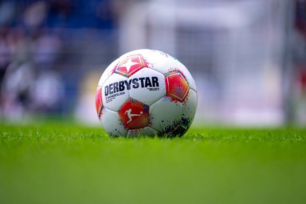 Ein Zuschauer der Partie bei Fortuna Düsseldorf ist gestorben. (Archivfoto) - © David Inderlied/dpa