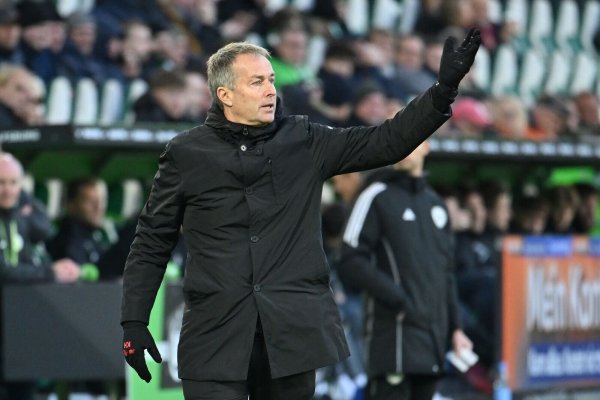 Trainer Kasper Hjulmand und seine Mannschaft reisten mit Verspätung nach Manchester. - © Swen Pförtner/dpa