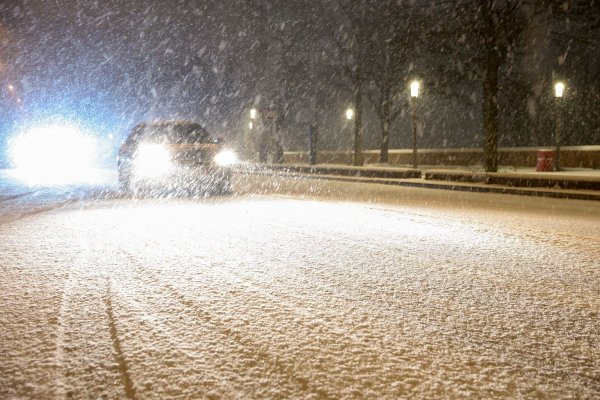 Der erste Schnee in Hamburg führt gleichzeitig auch zu glatten Straßen (Symbolbild) - © Bodo Marks/dpa