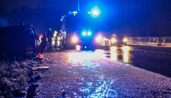 Auf glatten Straßen kam es zu mehreren Unfällen. - © Christoph Reichwein/dpa