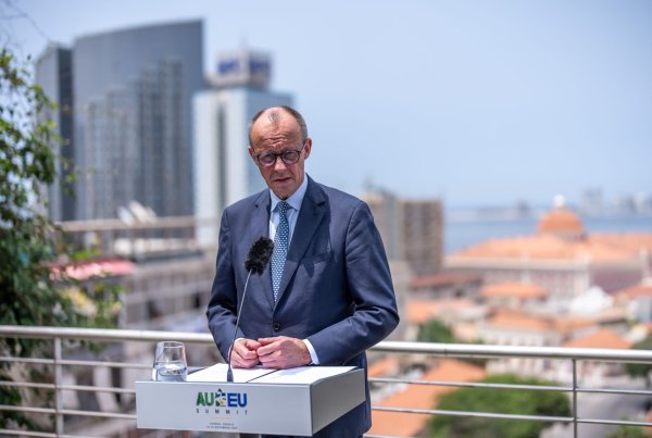Bundeskanzler Friedrich Merz bremst Hoffnungen auf einen allzu schnellen Durchbruch bei den Ukraine-Verhandlungen. - © Michael Kappeler/dpa