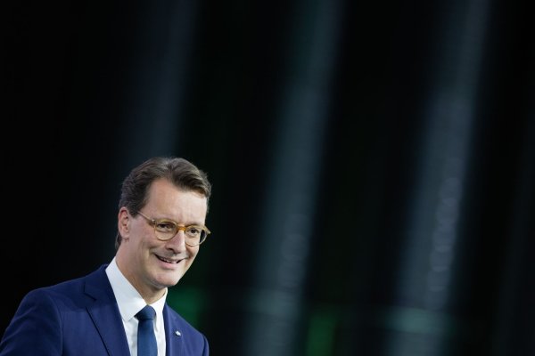 Die CDU unter Ministerpräsident Hendrik Wüst (CDU) bleibt in NRW laut einer Umfrage die stärkste Partei. (Archivbild) - © Rolf Vennenbernd/dpa