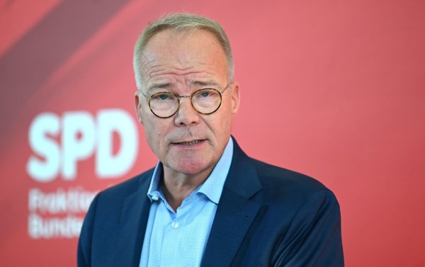 Der SPD-Bundestagsfraktionsvorsitzende Miersch will das Rentenpaket in der kommenden Woche verabschieden. - © Elisa Schu/dpa