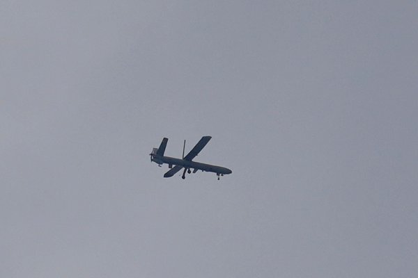 Zwei Menschen werden bei israelischen Luftschlägen im Libanon getötet. Mehrere werden verletzt. - © Hussein Malla/AP/dpa