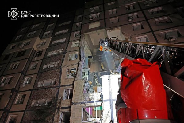 Bei dem Drohneneinschlag in einem mehrstöckigen Wohnhaus in Dnipro gab es Tote und Verletzte. - © Uncredited/Ukrainian Emergency Service/AP/dpa