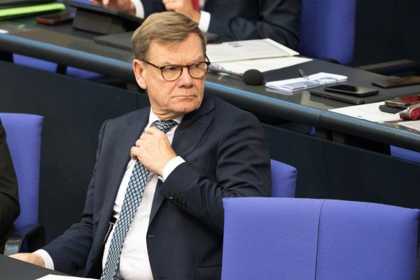 Außenminister Johann Wadephul (CDU) wollte eigentlich per Regierungsflugzeug zu einem Gipfeltreffen nach Kolumbien reisen. Weil es einen Defekt an der Maschine gab, muss er umplanen und zunächst Linie fliegen. (Archivbild) - © Alicia Windzio/dpa