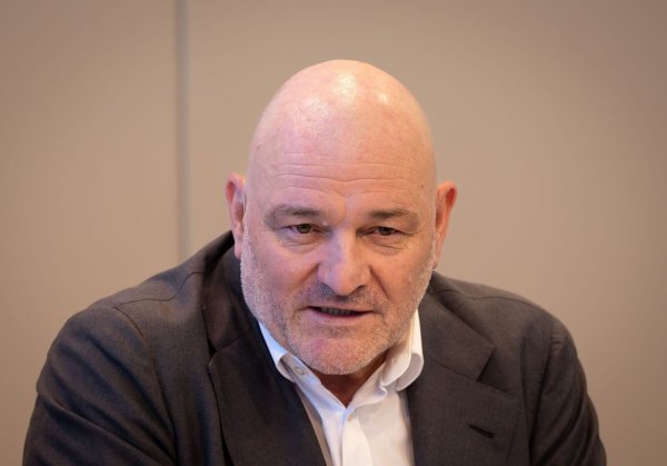 Der stellvertretende Brandenburger Ministerpräsident und Finanzminister Robert Crumbach (BSW) hofft auf eine Lösung im Streit um die Rundfunkreform. (Archivbild) - © Soeren Stache/dpa