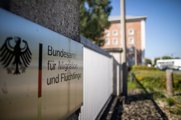 Das Bundesamt für Migration und Flüchtlinge trifft wieder deutlich mehr ablehnende Entscheidungen für Syrer. - © Daniel Karmann/dpa