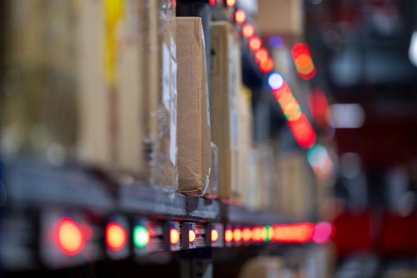 Der deutsche Zoll untersucht Pakete an Flughäfen stichprobenartig. - © Hendrik Schmidt/dpa