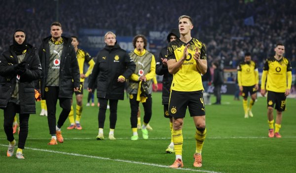 Erlebte im Spiel beim HSV einen Schreckmoment: BVB-Nationalspieler Nico Schlotterbeck (vorne, r). - © Christian Charisius/dpa