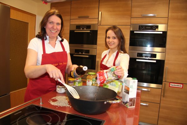 Kochen gern auch vegan: (von links) Andrea Schramm und Lisa Branding in der professionell ausgestatteten Küche. - © Cordula Gröne