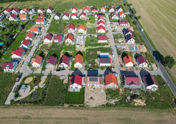 Viele Menschen haben Probleme, ihre Wohnkosten zu stemmen (Archivbild). - © Jan Woitas/dpa