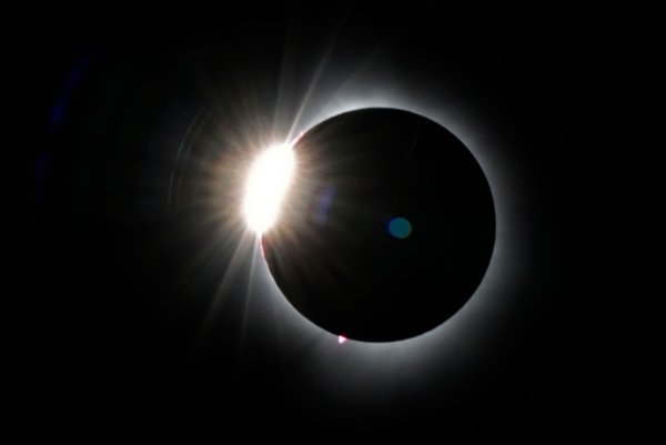 Bei einer totalen Sonnenfinsternis wird der Bereich um die Sonne herum sichtbar. (Archivbild) - © Robert F. Bukaty/AP/dpa