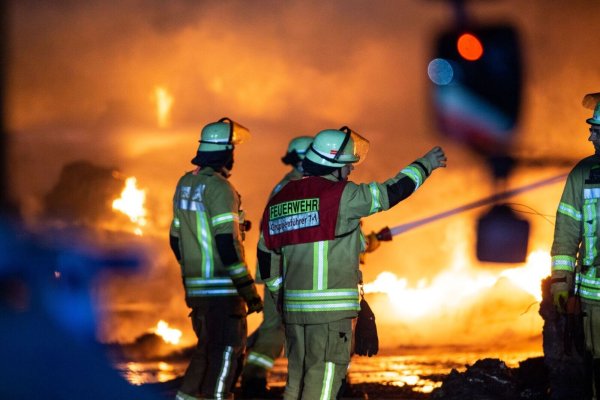 Die Feuerwehr in Düsseldorf bekämpft den Brand einer Lagerhalle. (Symbolbild) - © Thomas Banneyer/dpa
