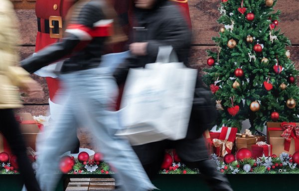 Für viele Einzelhändler gab es laut HDE einen anständigen Start in die heiße Phase des Weihnachtsgeschäfts. (Archivbild) - © Anna Ross/dpa