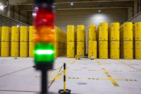 In einer Lagerhalle im Zwischenlager Ahaus stehen gelbe Castorbehälter aus Atomkraftwerken, die in Ahaus zwischengelagert werden.(Archivfoto) - © Guido Kirchner/dpa