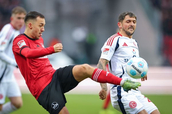 Brillant am Ball, glücklos vom Elfmeterpunkt: Nürnbergs Spielmacher Julian Justvan. - © Daniel Karmann/dpa