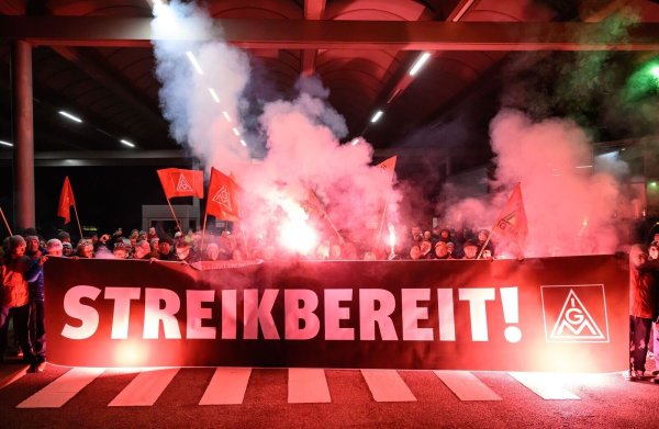 Zum Ende der Friedenspflicht bekunden Beschäftigte von Volkswagen ihre Streikbereitschaft. - © Hendrik Schmidt/dpa