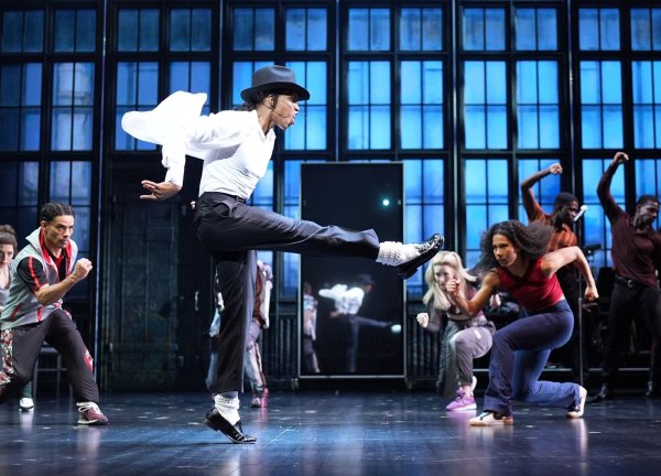 Das Musical präsentiert die größten Hits des «King of Pop». - © Marcus Brandt/dpa